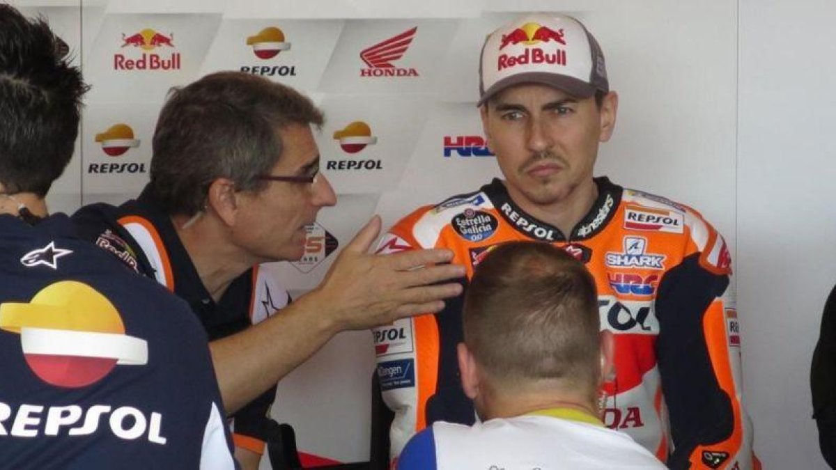 Jorge Lorenzo atiende las explicaciones de su técnico, Ramón Aurín, en Argentina.