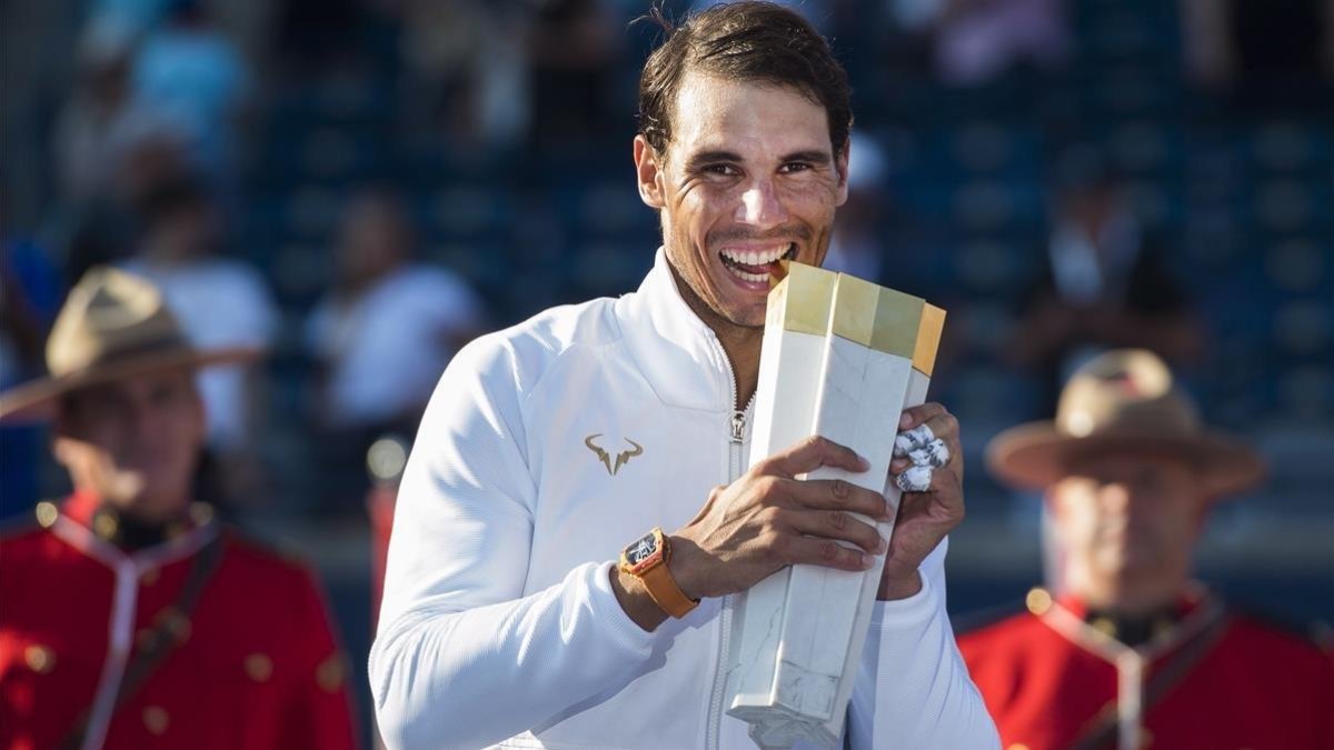Rafael Nadal muerde el trofeo ganado en Canadá