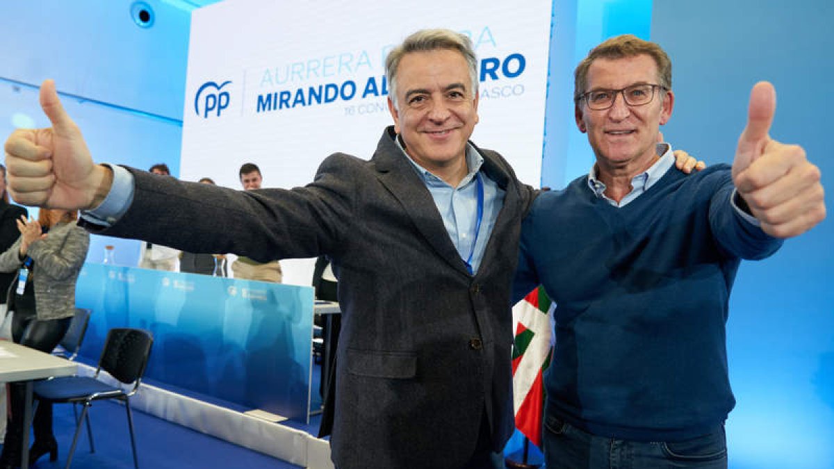 Alberto Núñez Feijóo, ayer, con el candidato del PP vasco, Javier de Andrés. I. RICO