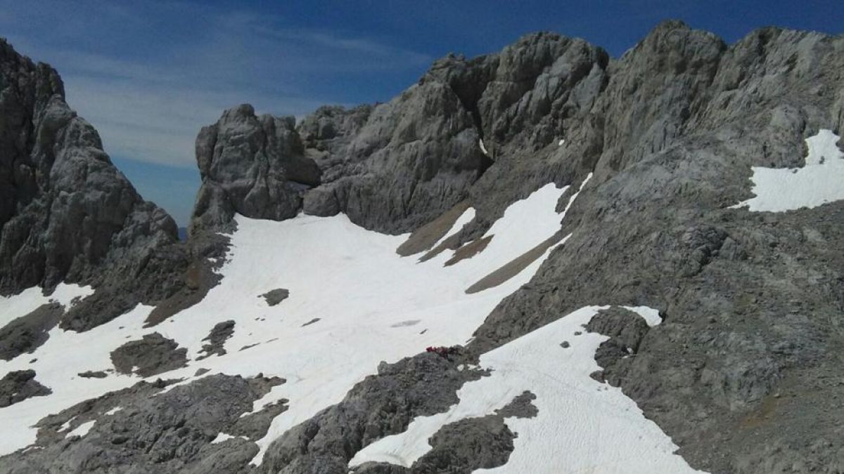 Paraje donde se ha procedido el suceso, en la ruta que transcurre entre Collado Jermoso y la Torre del Llambrión, en la vertiente leonesa de los Picos de Europa