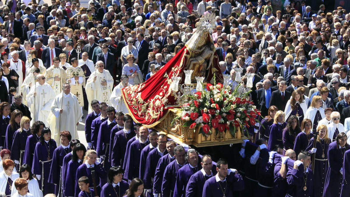 Decenas de personas siguieron la procesión en la que la Virgen de las Angustias fue portada por casi 30 cofrades.