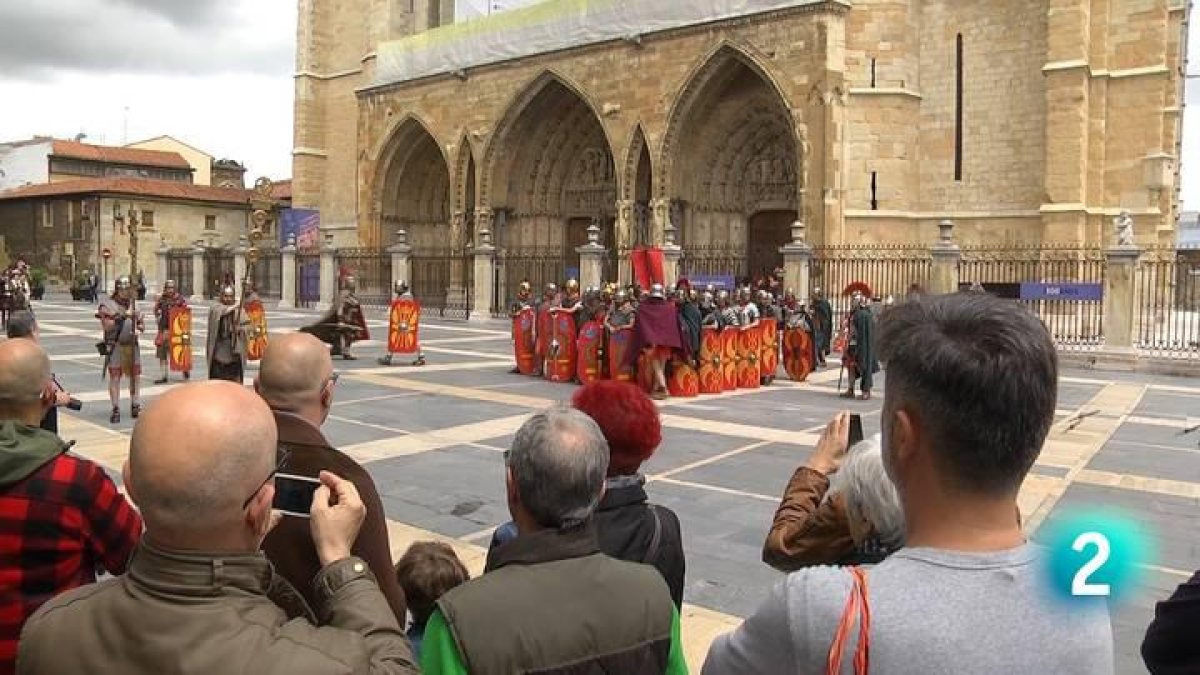 Escenificación ante la catedral de una legión romana.