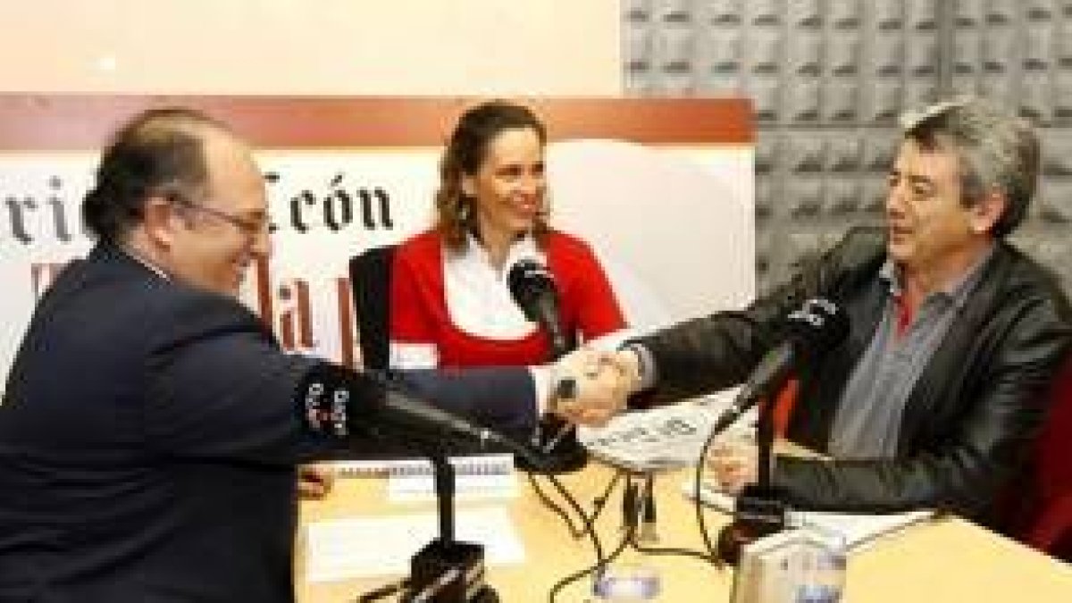 Eduardo Fernández felicita a Miguel Martínez ante  la moderadora de la tertulia Nuria González