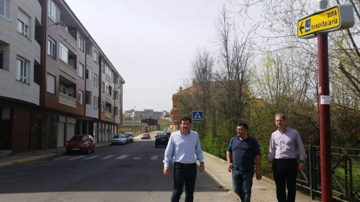El alcalde, con los concejales de Infraestructuras y Urbanismo en una de las calles que se asfaltará.