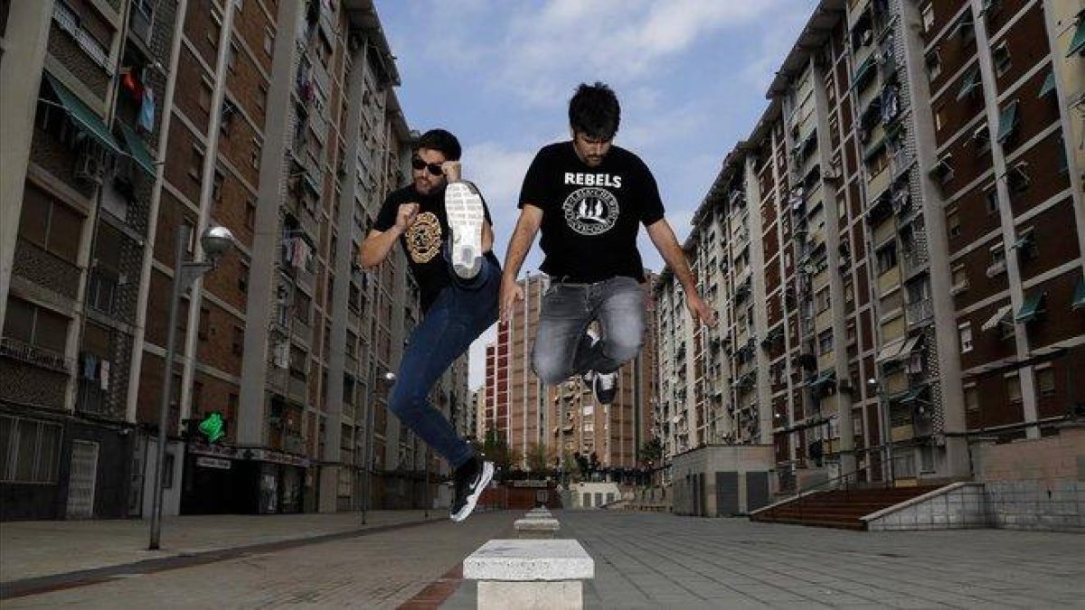 Los hermanos Muñoz, en su barrio de Sant Idelfons, de Cornellà, donde vivieron en su juventud.