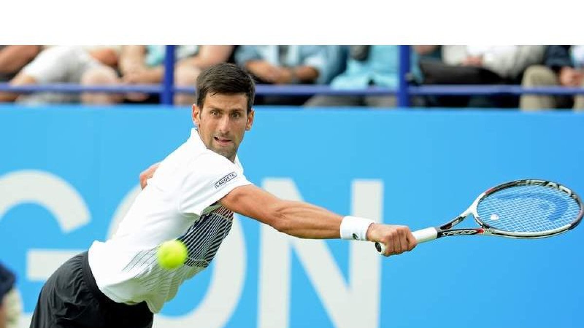 El serbio Novak Djokovic devuelve la bola al francés Gael Monfils. PENNY