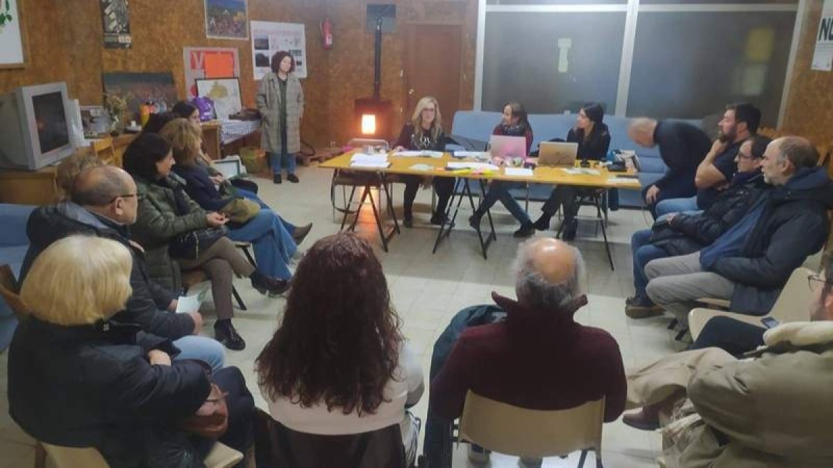 Imagen de una las reuniones mantenidas en la visita de las investigadoras a Laciana. DL