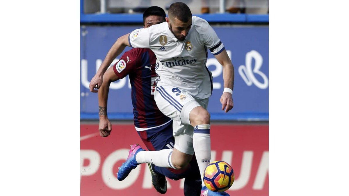 Benzema se reivindicó anotando dos de los cuatro goles del Real Madrid frente al Eibar. HERRERA