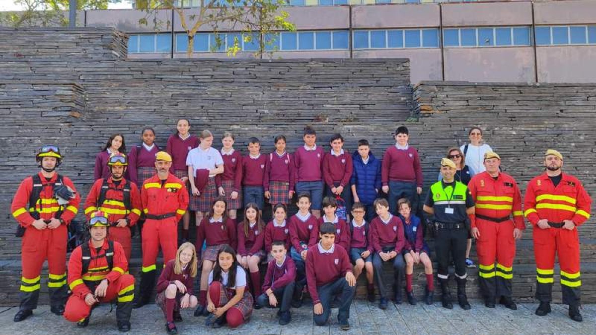 Una parte de los alumnos y bomberos de la UME en el curso. DL