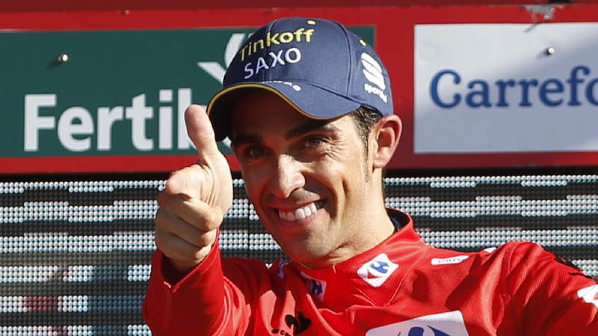 Contador en el podio tras enfundarse el maillot rojo de líder.