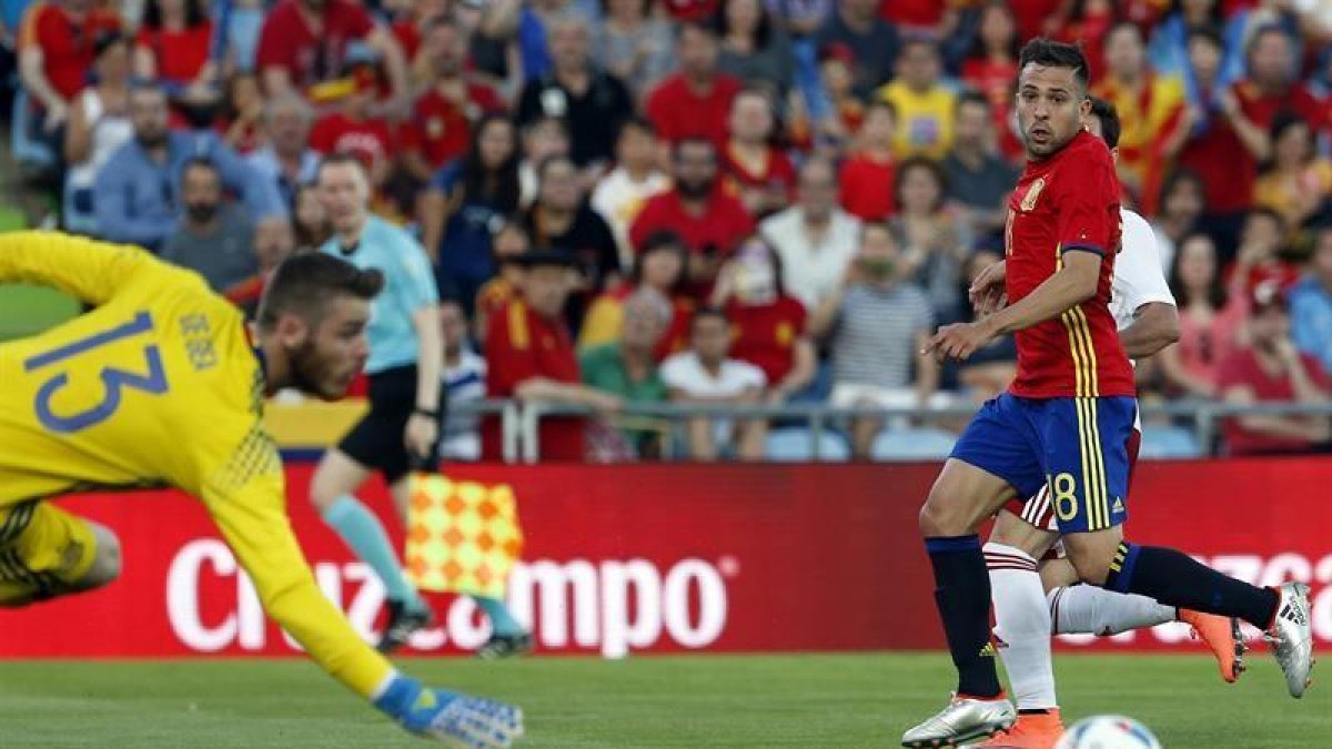 David de Gea  junto al defesa Jordi Alba, instantes antes del gol marcado por el centrocampista de Georgia Tornike Okriashvili.