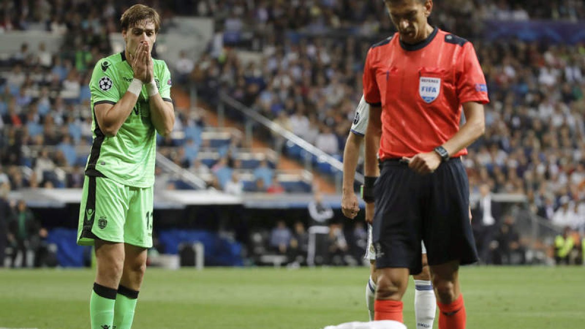 Bale, en el suelo, tras recibir un fuerte golpe durante el encuentro de Liga de Campeones. JUANJO MARTÍN