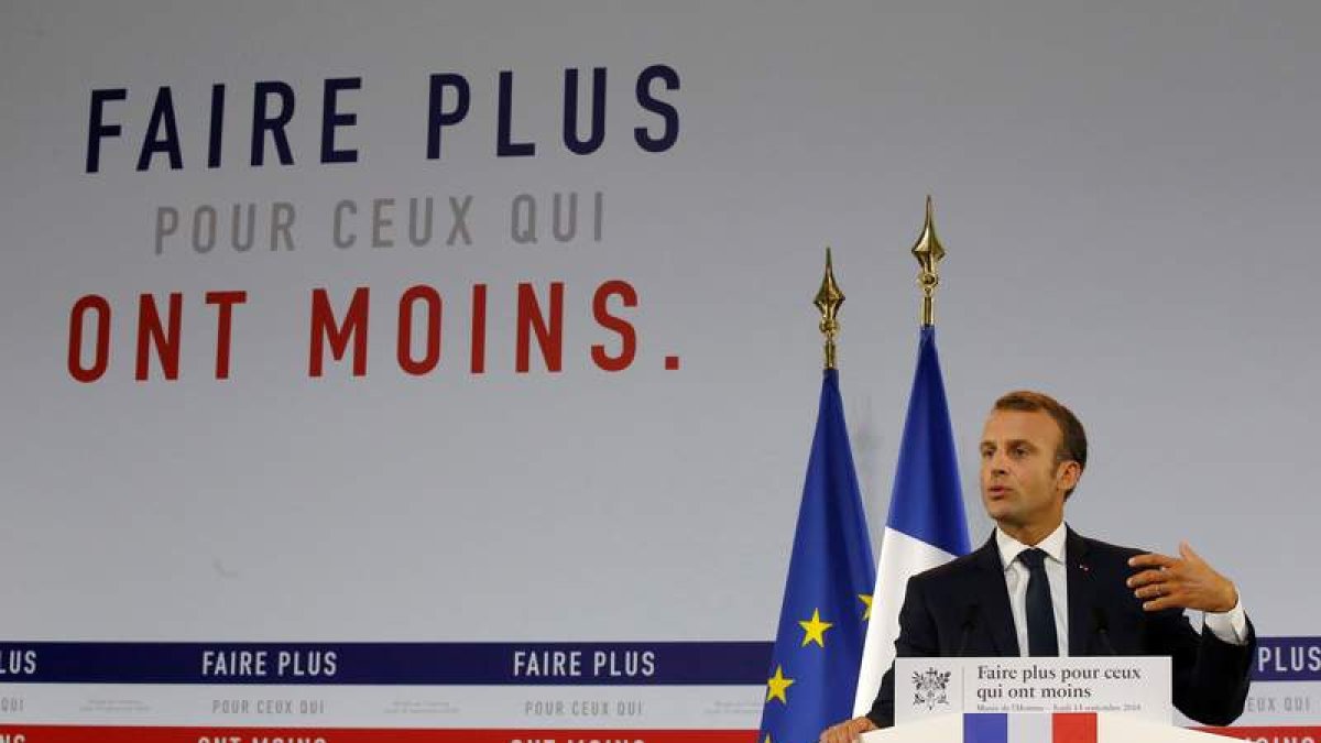 Macron pronuncia un discurso durante la reunión con asistentes sociales de ayer. MICHEL EULER / POOL