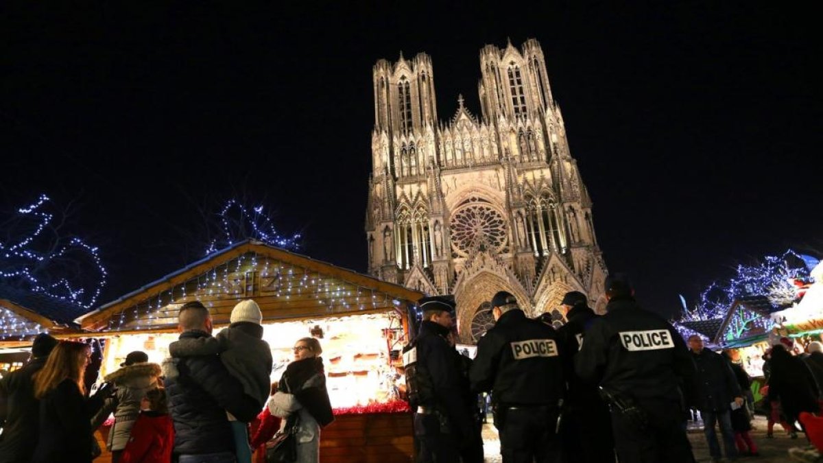 Policías franceses patrullan en un mercado navideño en Reims.
