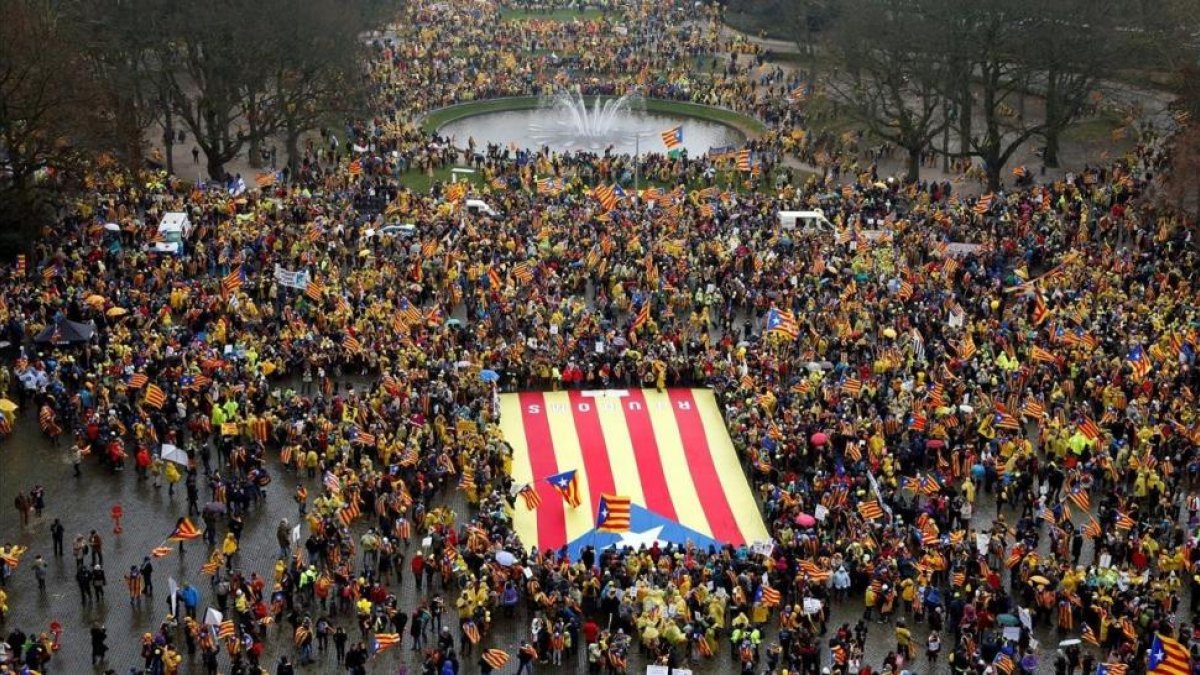 Miles de catalanes han acudido a la manifestación convocados por la ANC y Òmnium.