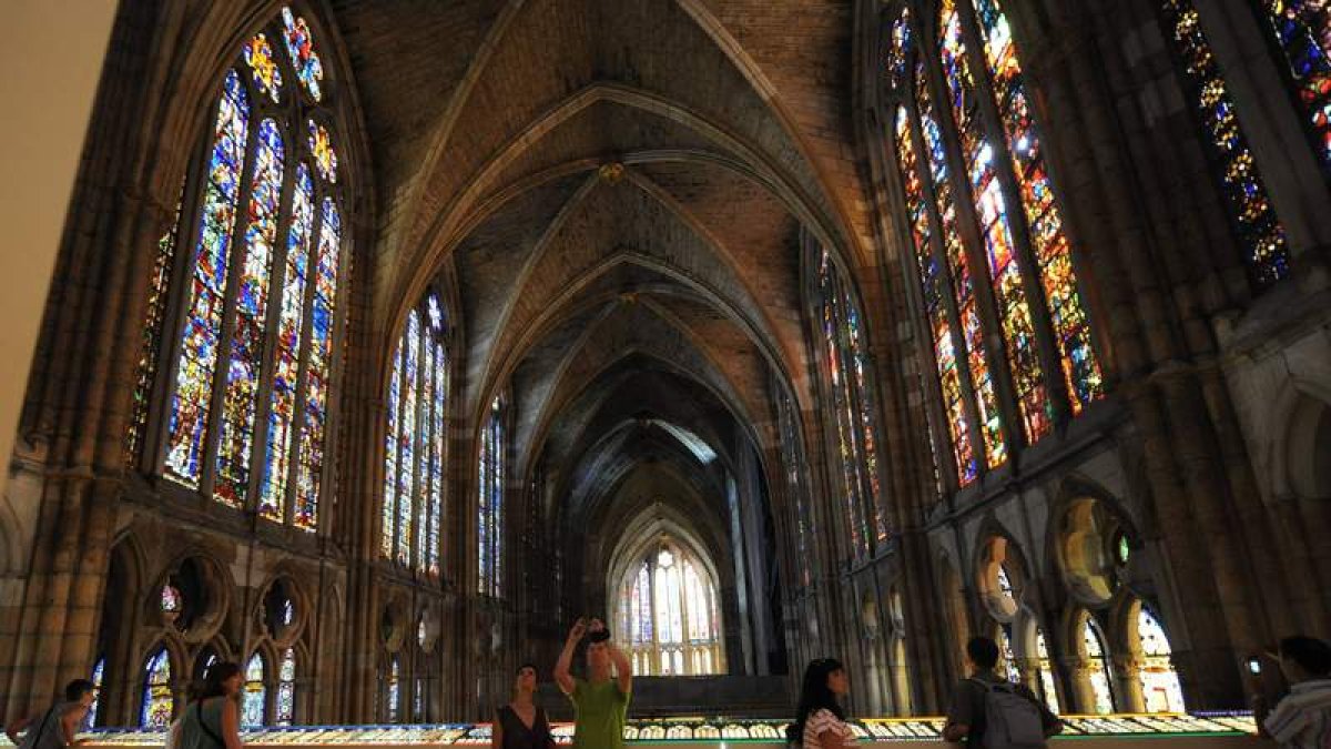 Vista de las vidrieras de la Catedral desde la plataforma elevada sobre la nave central.
