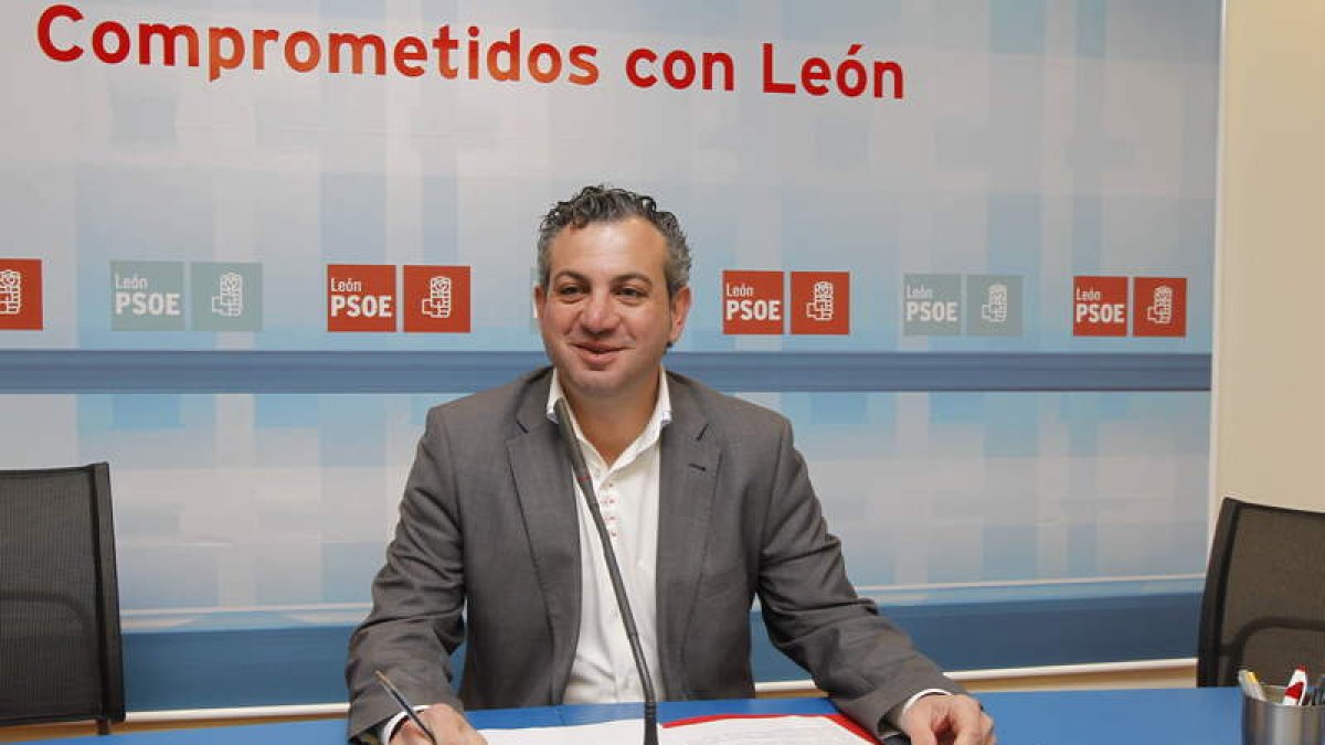 El senador Nicanor Sen ofreció ayer una rueda de prensa en la sede del PSOE en León.