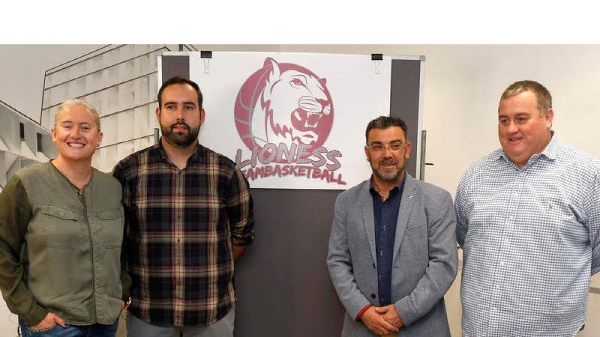 Moses, Adrián Álvarez, Pedro Llamas y Miguel Ángel Rodríguez, en la presentación del Lioness Team Basketball. FERNANDO OTERO