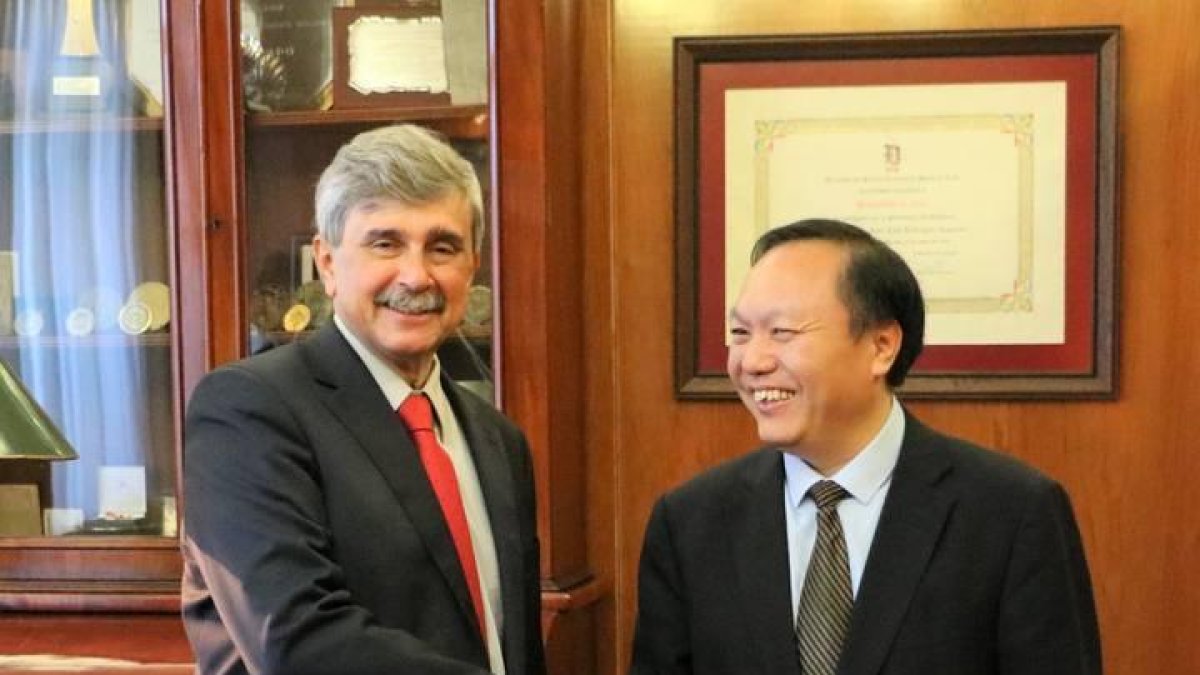 Un delegado de la UniversUn delegado de la Universidad china se reunió con el rector de la Universidad de León (ULE), Juan Francisco García Marín