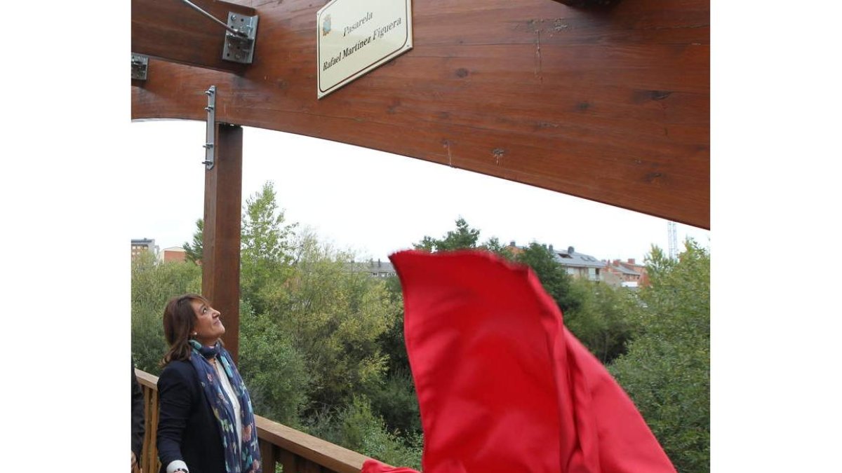 La hija del fallecido descubrió la placa en la pasarela.