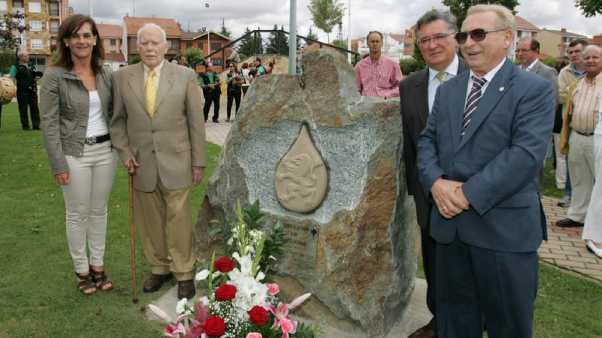 El alcalde de Valverde y el presidente de La Hermandad de donantes con la escultura.