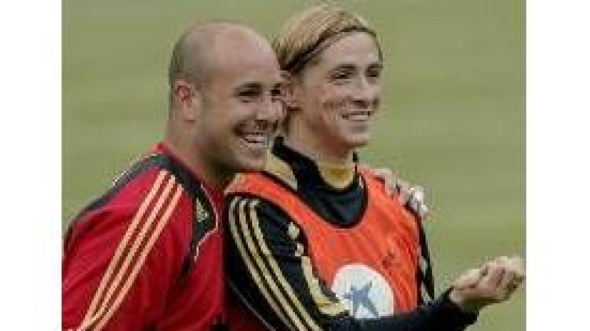 Torres y Reina bromean antes del partidillo programado por el técnico