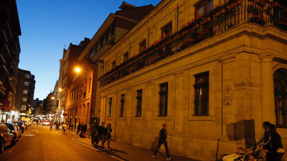 Sólo los vehículos de servicios y residentes podrán circular por la calle Arco de Ánimas. RAMIRO