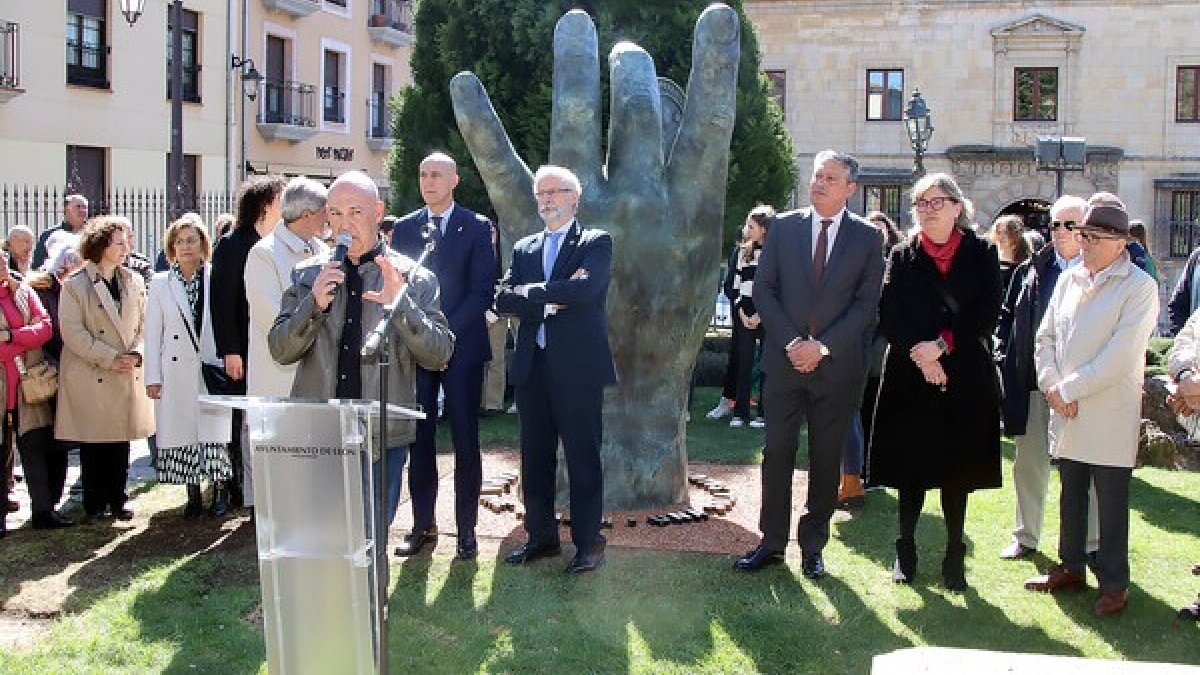 Antolín Álvarez Chamorro, en primer plano, autor de la escultura en homenaje a los veterinarios que puede verse en el parque del Cid.  PEIO GARCÍA