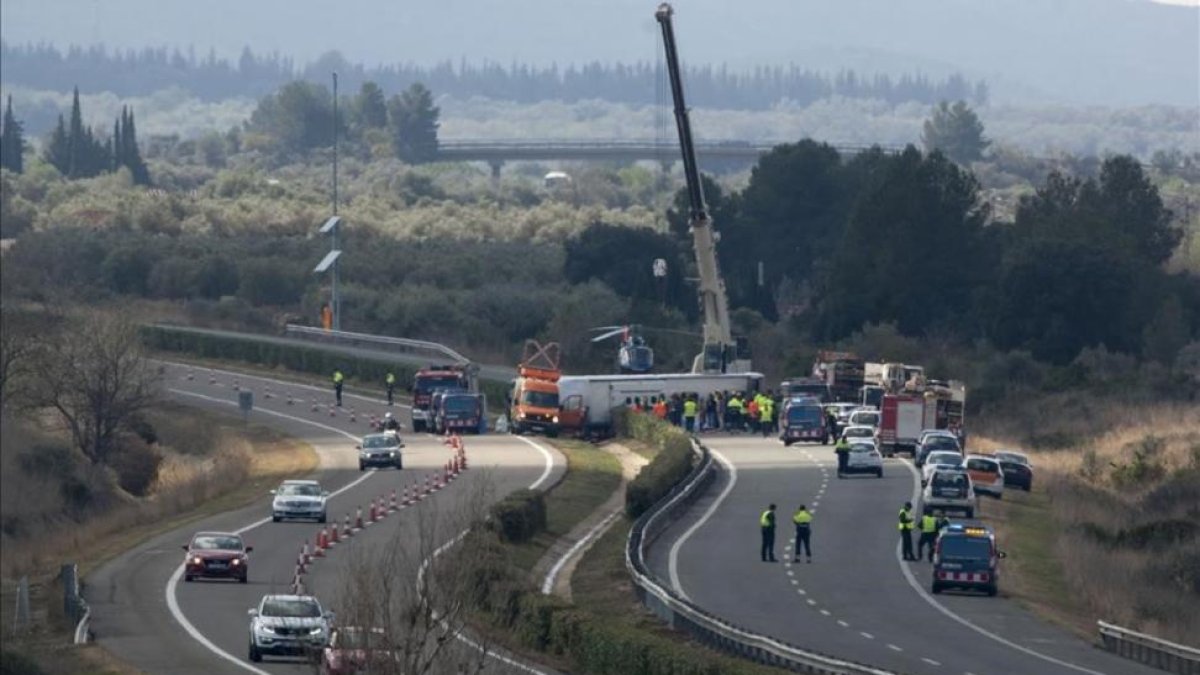 Las grúas retiran el autocar siniestrado, ayer en Freginals.