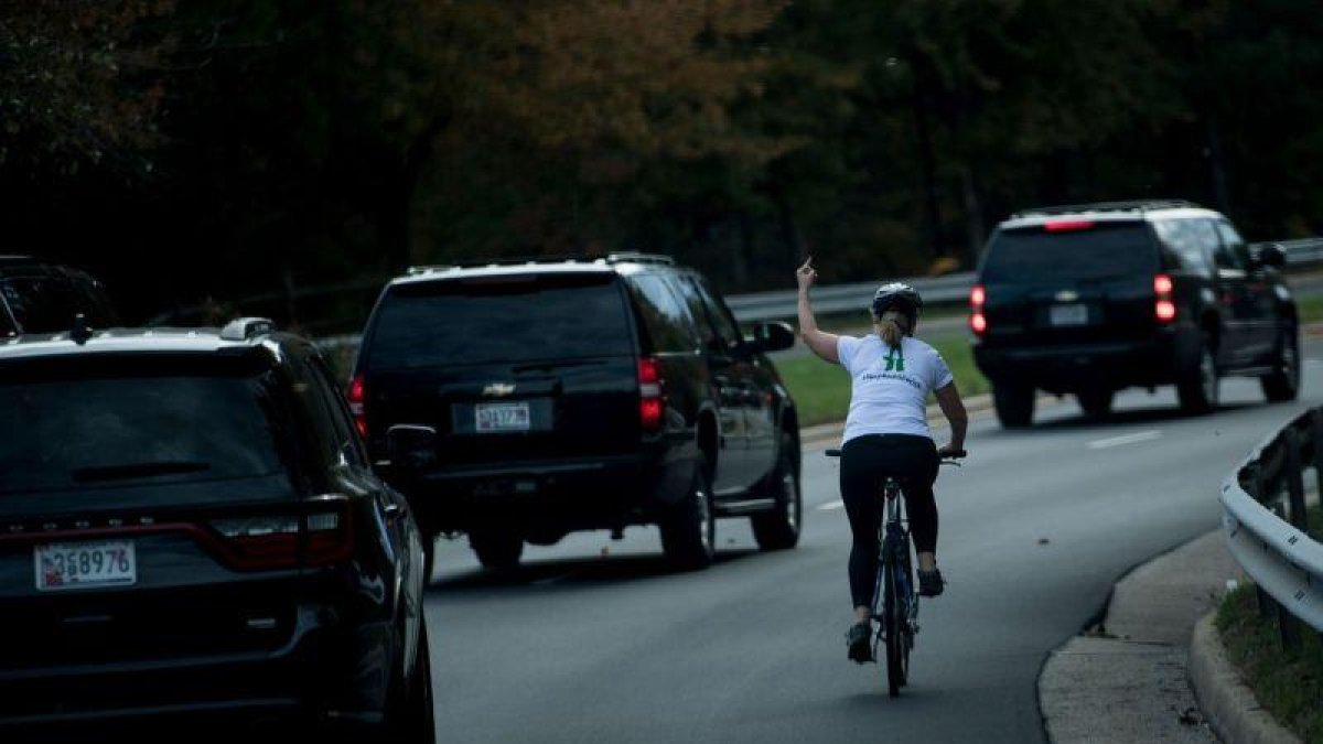 Juli Briskman, en bicicleta, en el momento que le dedicó una peineta a Trump, el 28 de octubre en Washington.