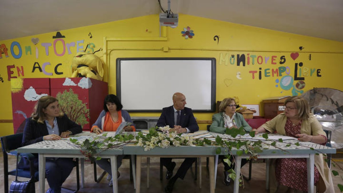 El alcalde de León se reúne con los centros escolares en el Coto. F. Otero Perandones.