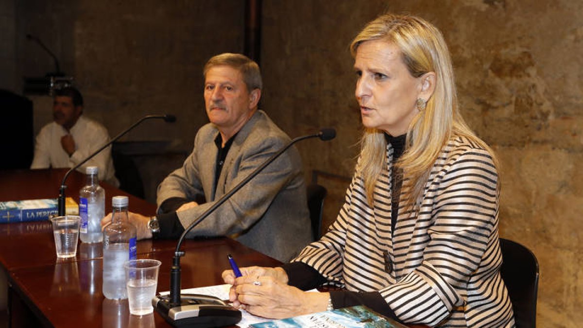 Isabel San Sebastián, junto a Luis Gutiérrez Perrino, presentando ‘El peregrino’, en el Palacio del Conde Luna en el año 2018. MARCIANO PÉREZ