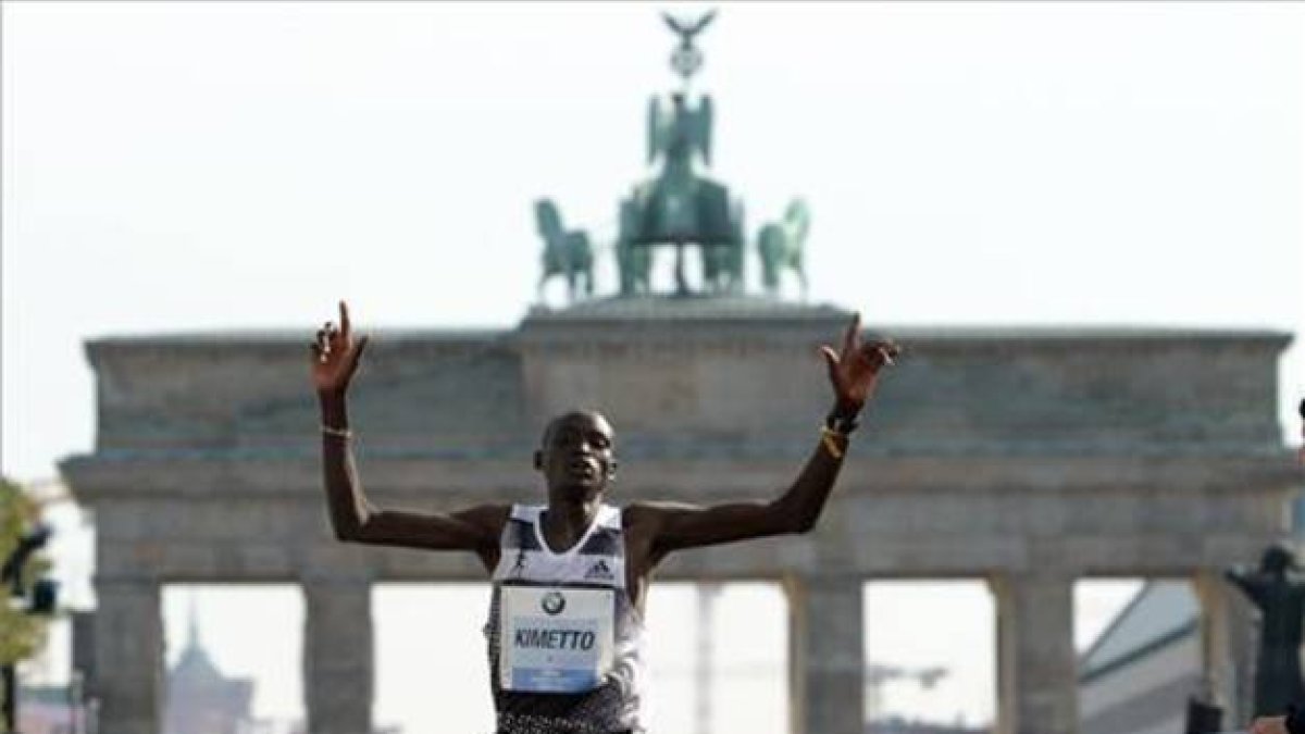 El keniata cruza la línea de meta y gana la maratón de Berlín.