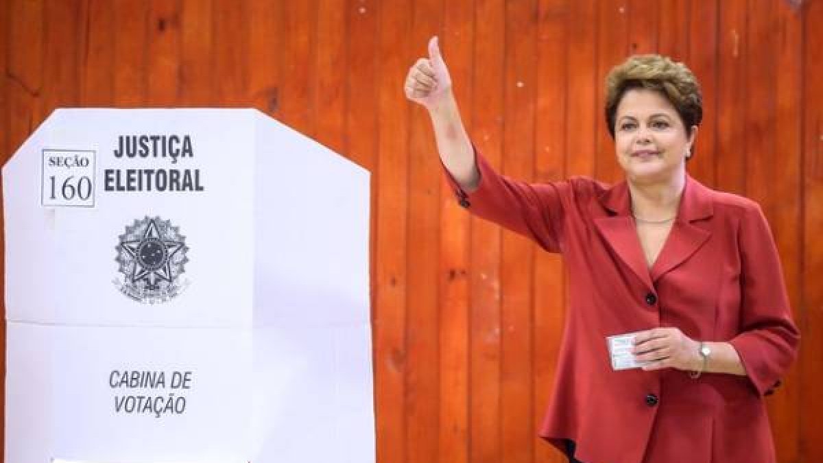 Dilma Rousseff deposita su voto en un colegio electoral de Porto Alegre, este domingo.