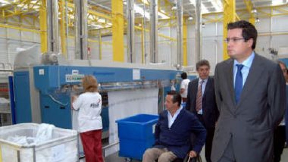 Óscar López, en su visita al centro de lavandería de Fundosa de la Fundación Once.