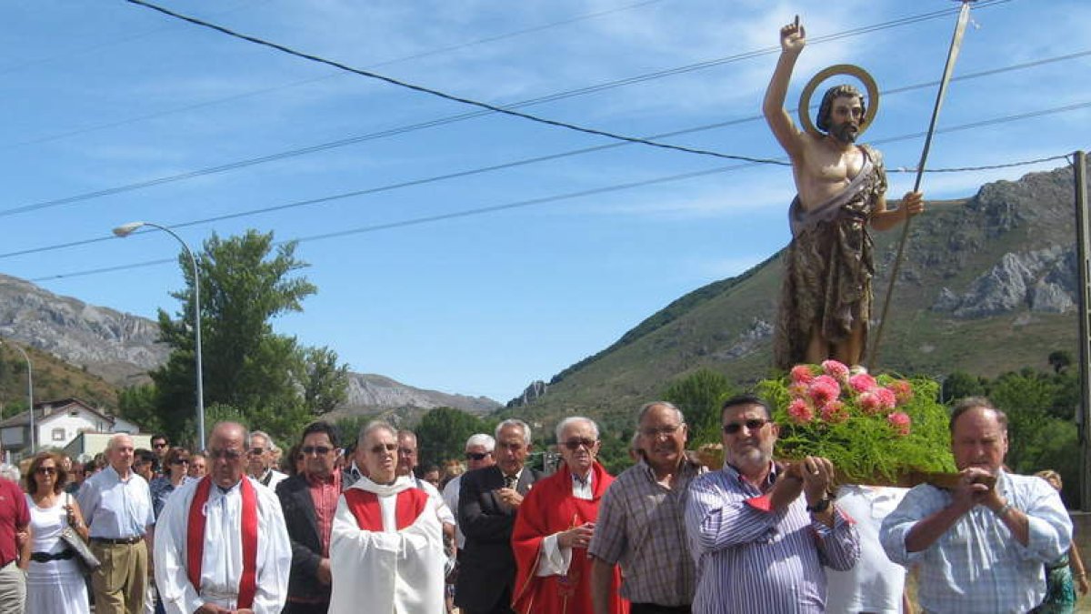 Un momento de la procesión en honor de San Juan Degollado durante las fiestas de Villamanín. DL