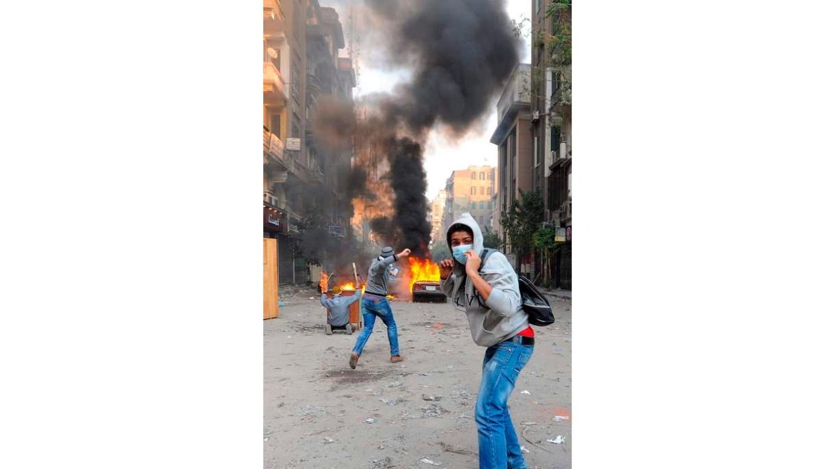 Manifestantes lanzan piedras durante las protestas en El Cairo.