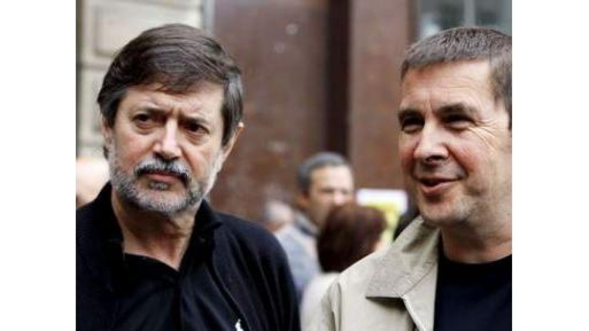 El ex secretario general del sindicato LAB, Rafael Díez, junto a Arnaldo Otegi.