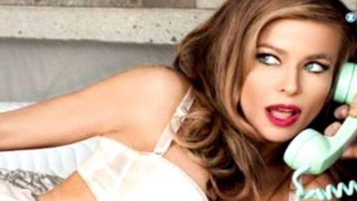 Carmen Electra sexy y decidida en su reaparición en la portada de FHM.