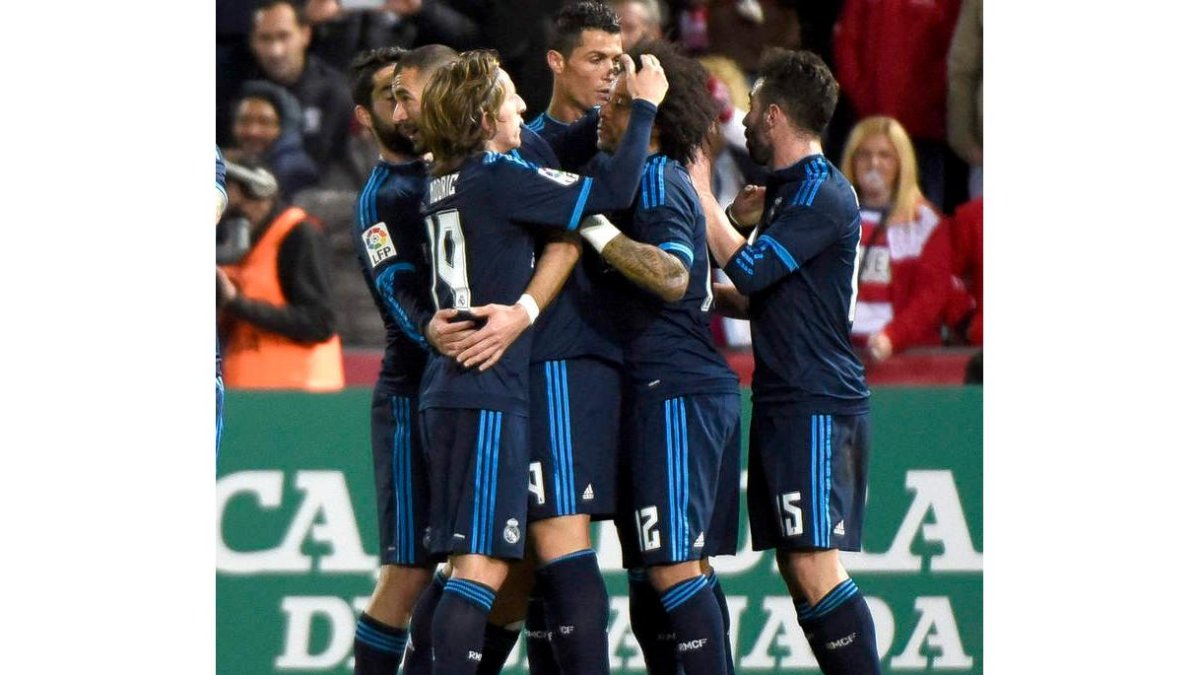 Los jugadores del Real Madrid celebran su apurado triunfo ante el Granada. molina