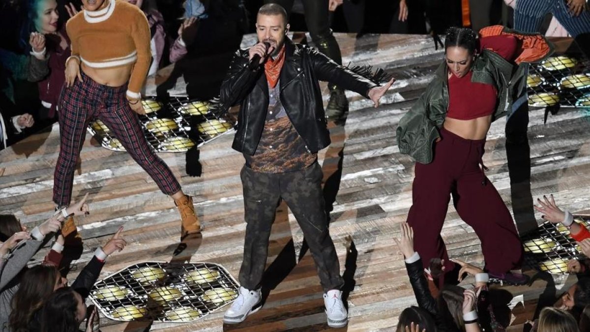 Timberlake y su calzado, durante la actuación de la Super Bowl 2018, este lunes.