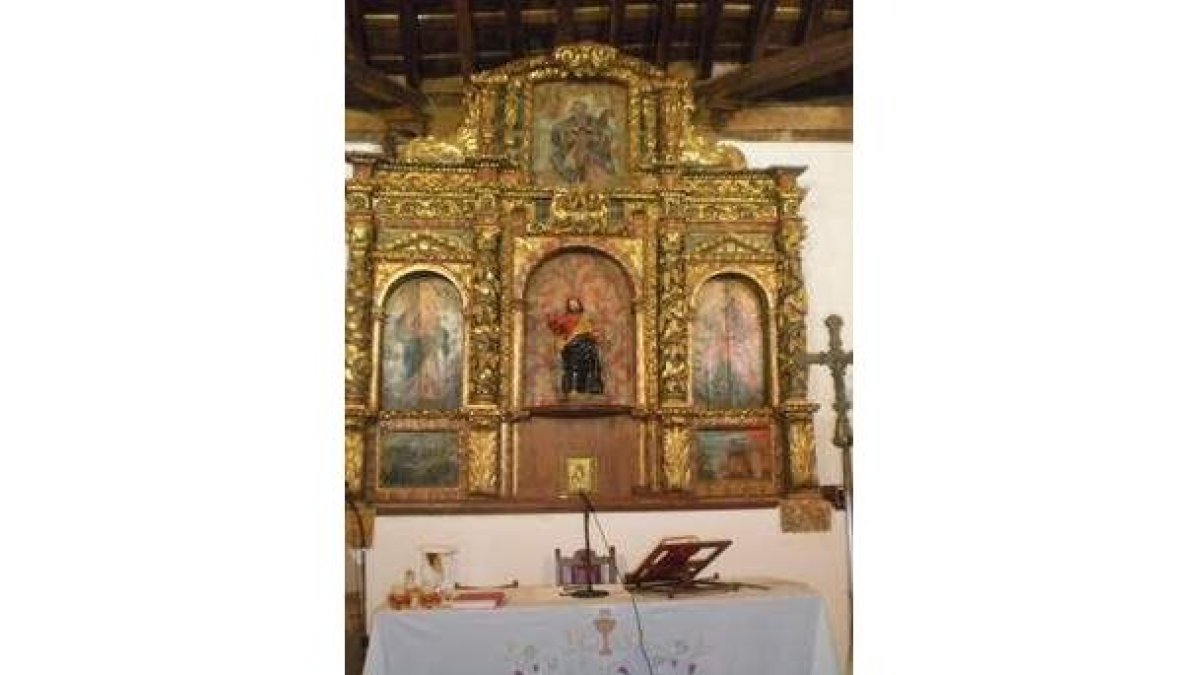 Uno de los retablos restaurados es el central de la iglesia.
