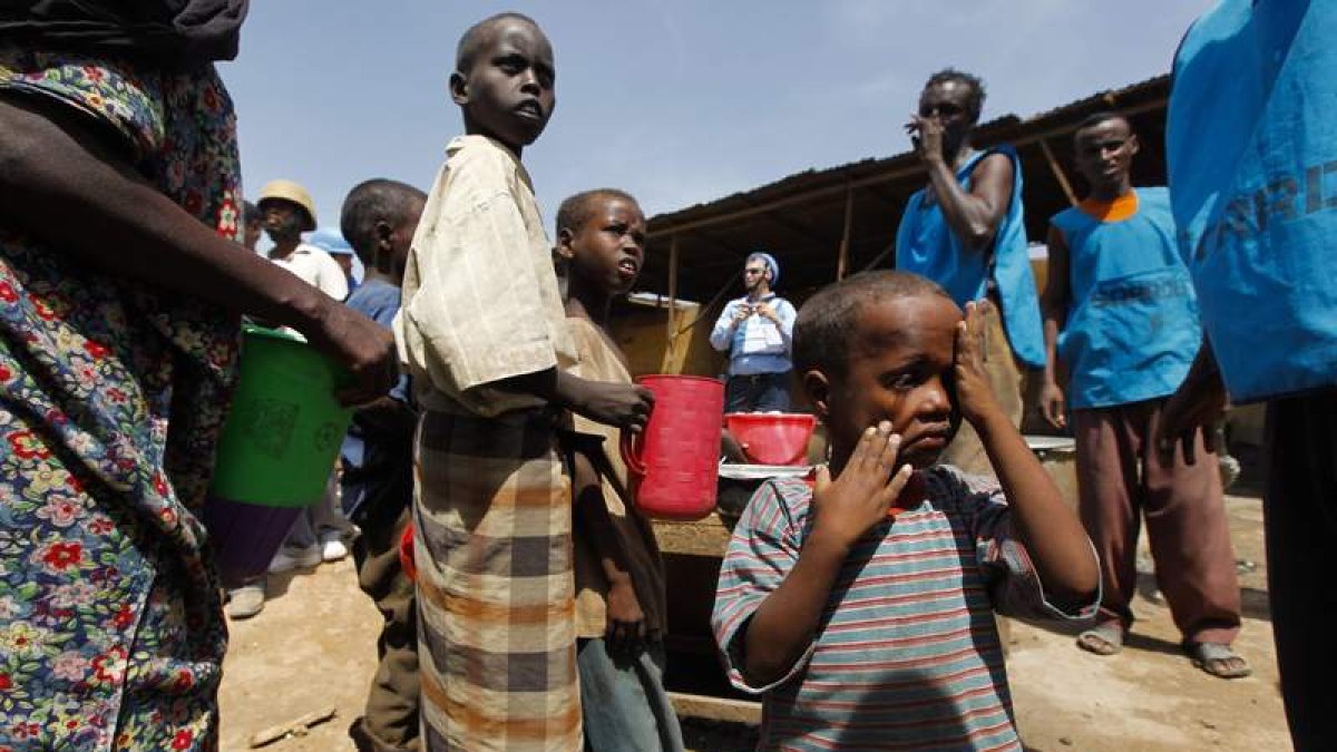 Un niño llora mientras espera la distribución de comida en Mogadiscio.