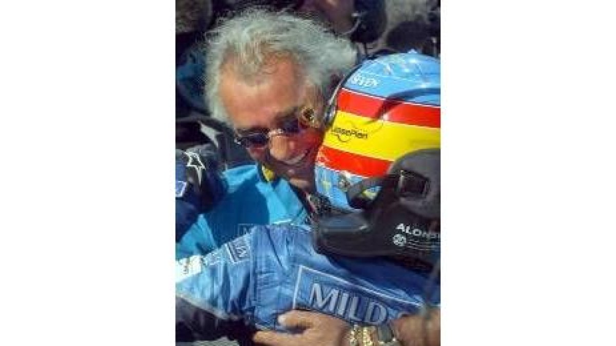 Briatore abraza a Alonso, tras conseguir un podio el asturiano