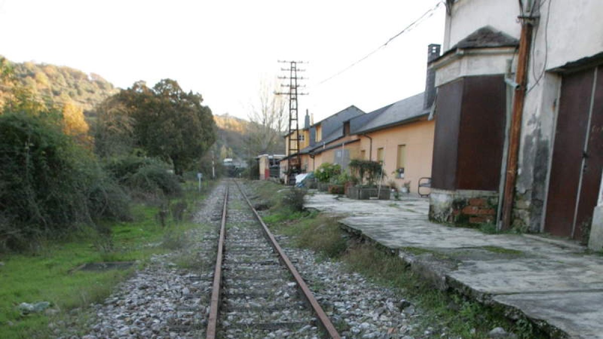 Parte del trazado de la línea ferroviaria Ponferrada-Villablino. DL