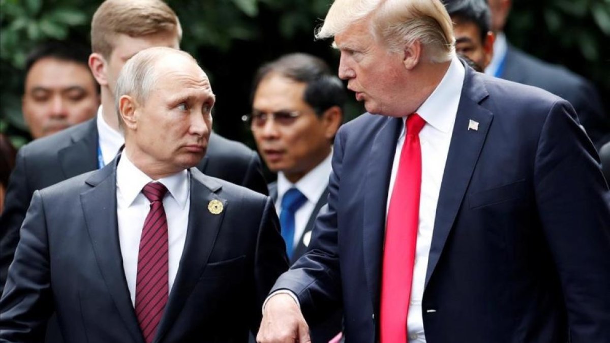Donald Trump y Vladimir Putin durante un encuentro en Vietnam, en noviembre del 2017.