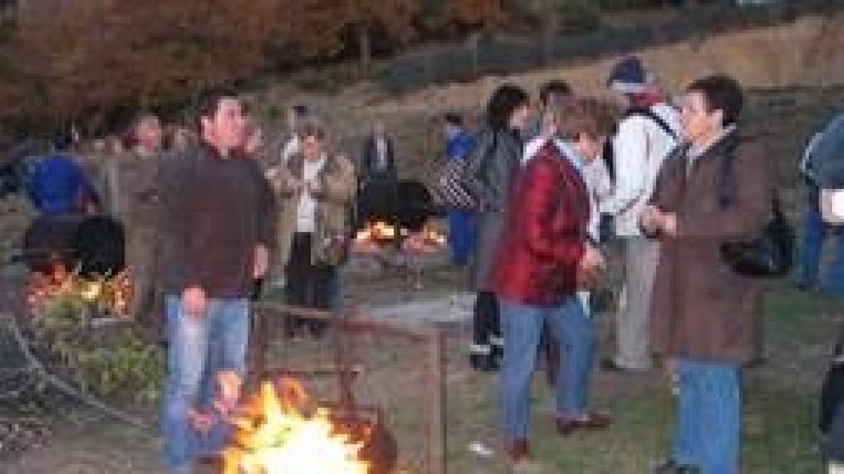 Los asistentes se reunieron alrededor de los tambores y el fuego para probar las ricas castañas