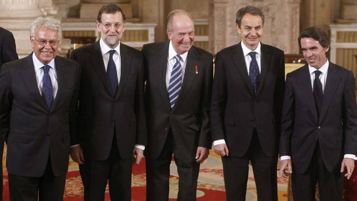 Don Juan Carlos con Rajoy y los ex presidentes Felipe González, Rodríguez Zapatero y José María Aznar en la entrega del Toisón de Oro a Sarkozy, en 2012