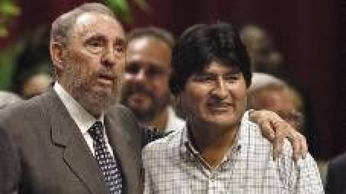 Fidel Castro, el veterano dictador cubano, acompañado por el presidente boliviano Evo Morales