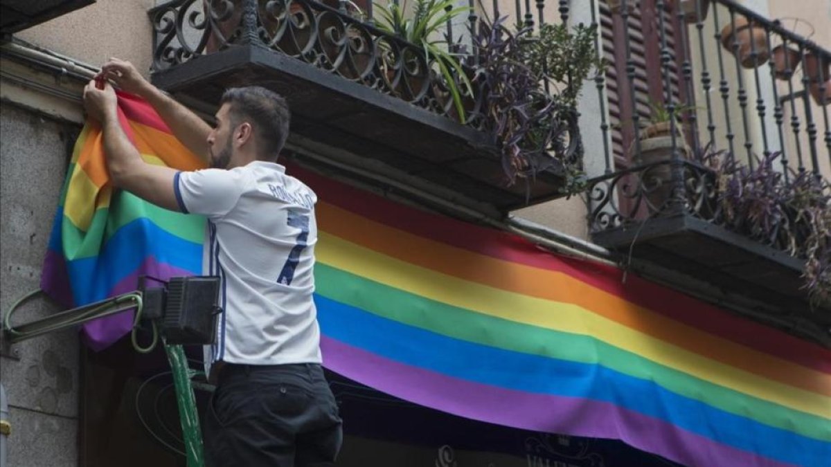 Preparativos del World Pride, en el barrio de Chueca de Madrid, el pasado miércoles.